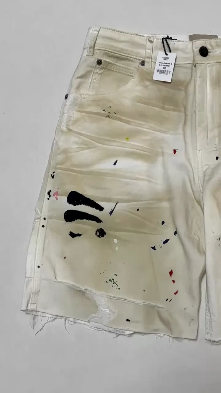 GALLERY DEPT. FLEA CARPENTER SHORTS Ink-cut knife-cut mud-dyed denim shorts. Destroy VINTAGE distressed denim shorts. Distressed white S-XL. Rewashed cement-dyed to make it old. Knife cut holes. Cat whiskers are worn. Customized full set with logo accessories. Purely handmade acrylic splash-ink graffiti.